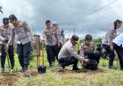 Kapolda Sumbar Pimpin Penanaman Pohon di Mapolda, Tegaskan Komitmen Polri Jaga Kelestarian Lingkungan