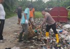 Polisi dan Warga di Agam Gotong Royong Bersihkan Pasar Tiku, Perkuat Kepedulian Lingkungan dan Kamtibmas