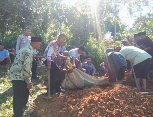 Polri Hadir di Tengah Duka, Kapolsek Tanjung Emas Pimpin Doa Pemakaman Remaja Korban Tenggelam