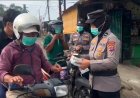 Peduli Keselamatan Warga di Tengah Kabut Asap, Polwan dan Sat Lantas Polres Sawahlunto Bagikan Masker kepada Pengendara