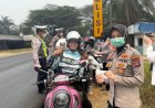 Satlantas Polres Dharmasraya Bagikan Masker dan Pamflet Larangan Bakar Lahan di Lintas Sumatera Atasi Kabut Asap