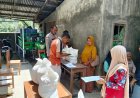 Bhabinkamtibmas Polres 50 Kota Kawal Penyaluran Bantuan Beras Bapanas di Koto Tinggi