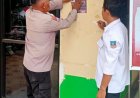 Cegah Karhutla Sejak Dini, Bhabinkamtibmas Polres Dharmasraya Pasang Pamflet Imbauan di Wilayah Binaan