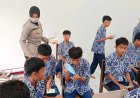 Antisipasi Dampak Kabut Asap Karhutla, Satbinmas Polres Dharmasraya Bagikan Masker ke Siswa SMPN 3 Sitiung