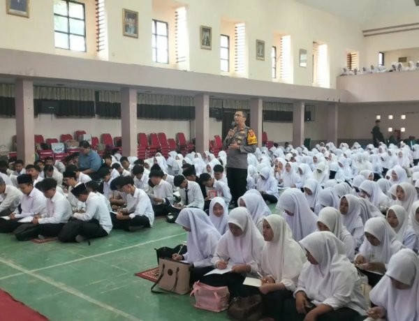 Kapolsek Lima Kaum, Polres Tanahdatar Jadi Narasumber di UIN Mahmud Yunus Batusangkar, Ingatkan Mahasiswa Jauhi Narkoba dan Junjung Adat Minangkabau